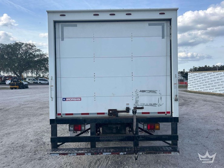 2016-isuzu-npr-image-23