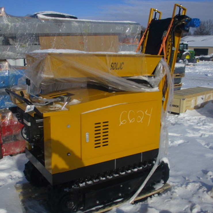 #6624 • High-End Mobile Jaw Crusher SDLJC High-End Mobile jawCrusher Mn13Cr2 jaw plates forextreme wear resistance 50ml/r conveyor motorfor 120m/min speed 40cr temperedcrankshaft for durability 10# channel steel framefor structural integrity 310cc/r crawler