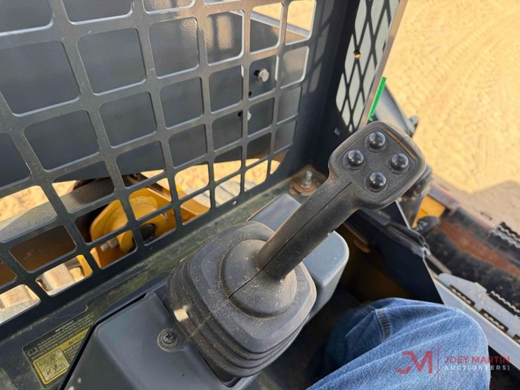 2022-deere-317g-image-19