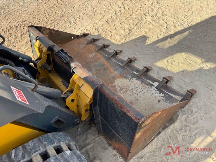 2022-deere-317g-image-14