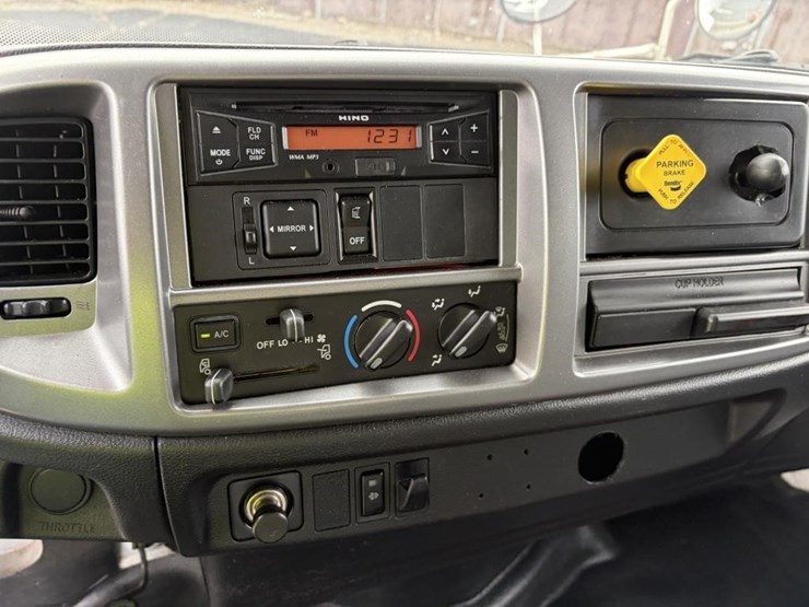 2016-hino-box-truck-image-14