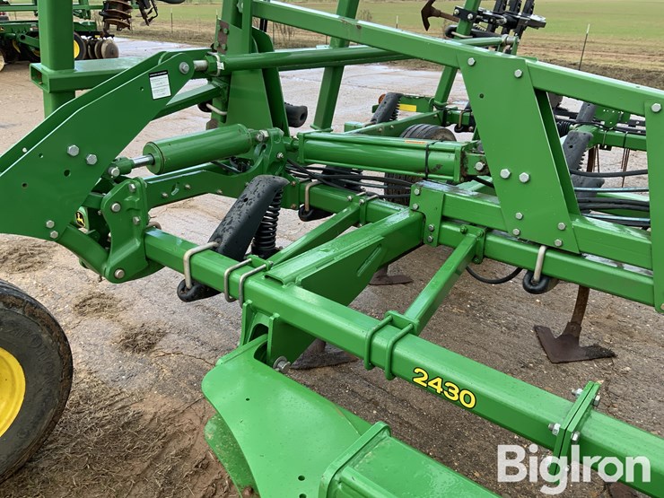 2021-john-deere-2430-image-16