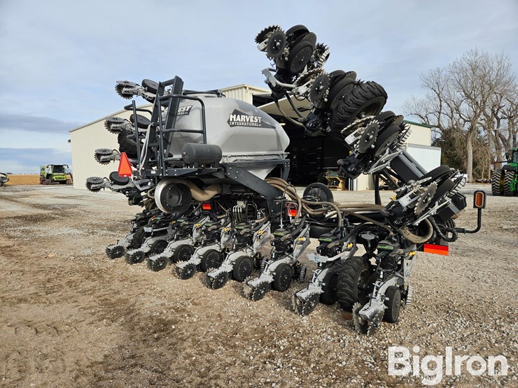 2023-harvest-international-16r30-stack-fold-center-fill-planter-image-5