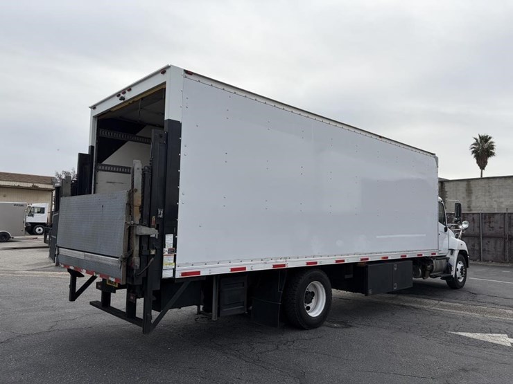 2016-hino-box-truck-image-3