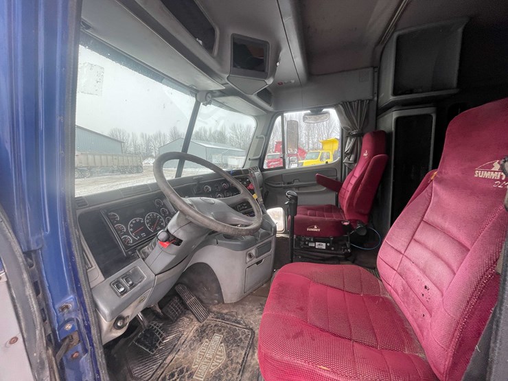 #308-•-2005-freightliner-columbia-semi-tractor-(has-wi-title)-(denmark,-wi)-image-74