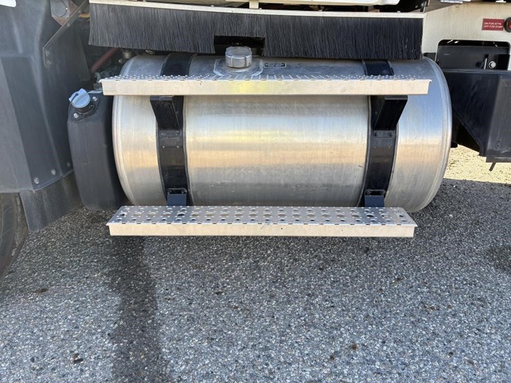 2021-freightliner-dump-truck-image-8