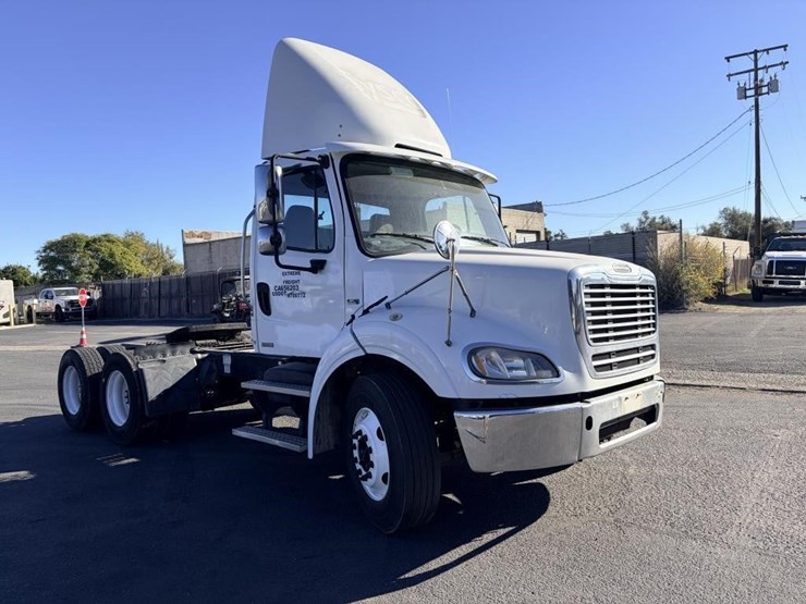 2012-freightliner-m2-semi-truck-tractor-image-2
