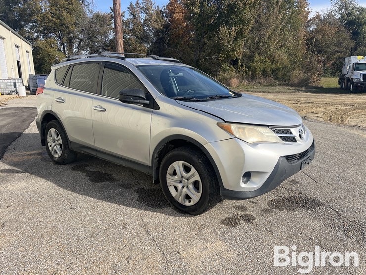 2013-toyota-rav4-le-image-3