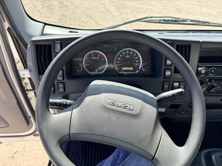 2017-isuzu-nrr-image-19