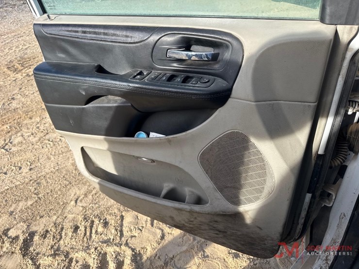 2017-dodge-grand-caravan-image-23