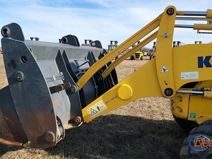 komatsu-wb146-image-7