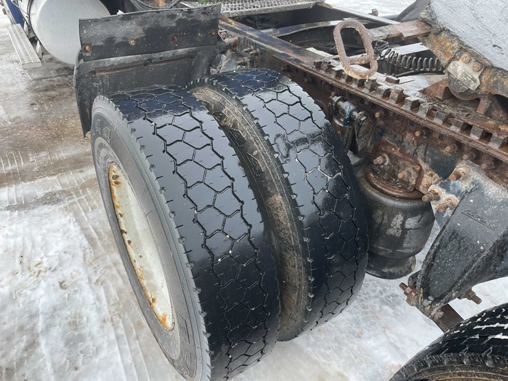 #308-•-2005-freightliner-columbia-semi-tractor-(has-wi-title)-(denmark,-wi)-image-40