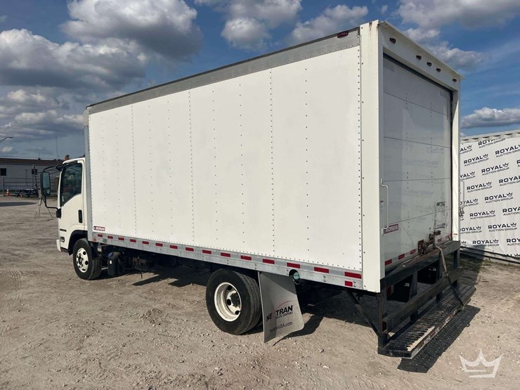 2016-isuzu-npr-image-4