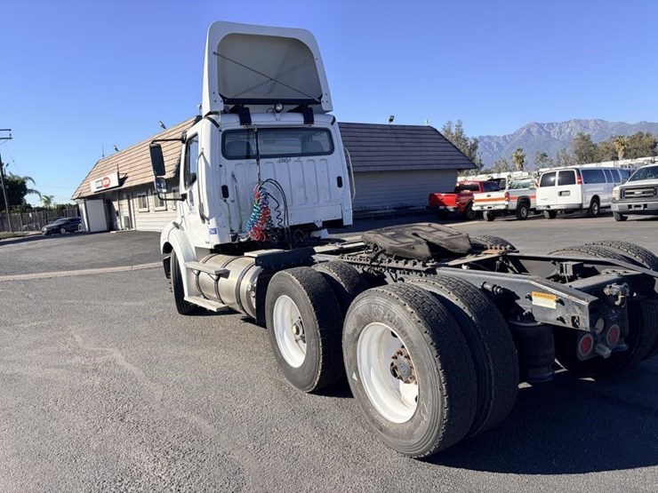 2012-freightliner-m2-semi-truck-tractor-image-4
