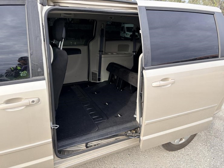 2016-dodge-grand-caravan-image-12