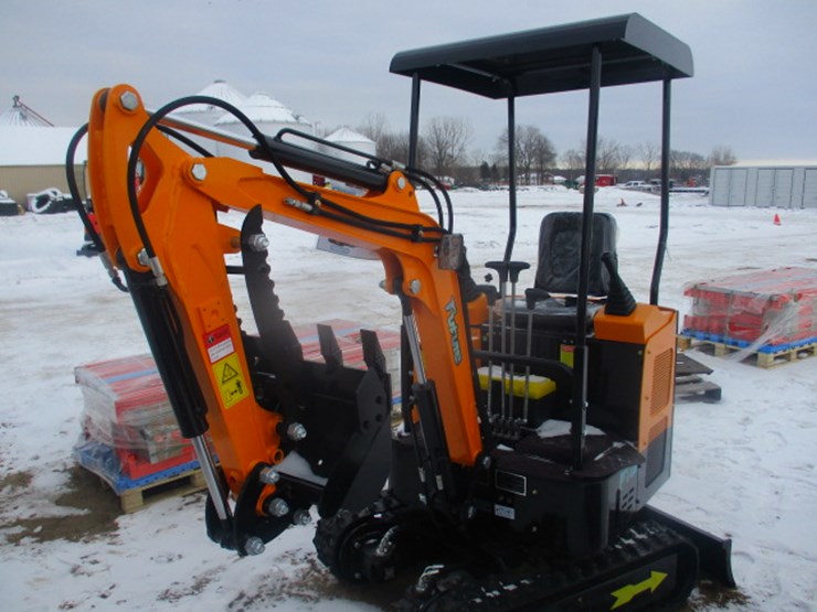 #6598-•-future-ft15-mini-excavator-13.5hp-gas,-rubber-track,16in-digging-bucket,-hydraulic-plumbing,-bulldozer-blade,-manual-thumb-image-1