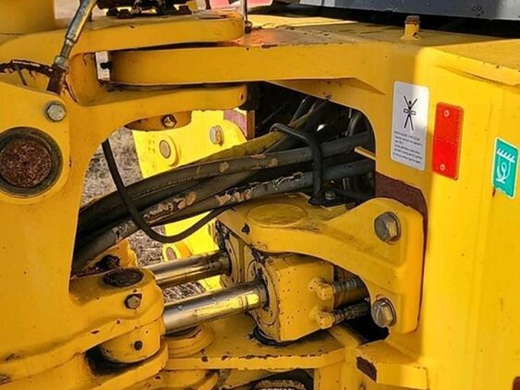 komatsu-wb146-image-12