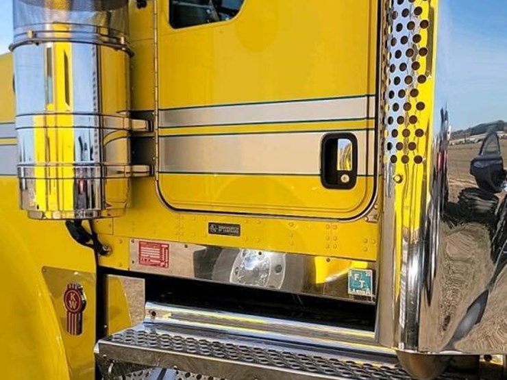 2020-kenworth-w900-image-18