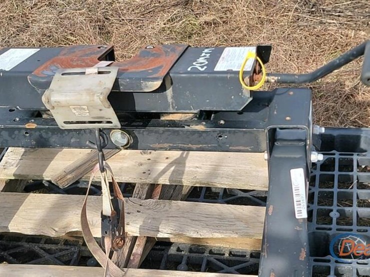 reese-5th-wheel-hitch:-16000-lb.-cap.,-fits-in-truck-bed-image-2