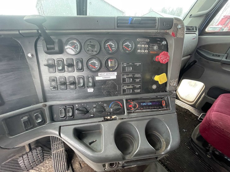 #308-•-2005-freightliner-columbia-semi-tractor-(has-wi-title)-(denmark,-wi)-image-76