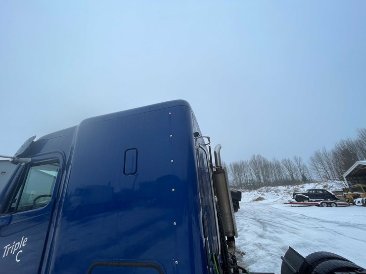 #308-•-2005-freightliner-columbia-semi-tractor-(has-wi-title)-(denmark,-wi)-image-52