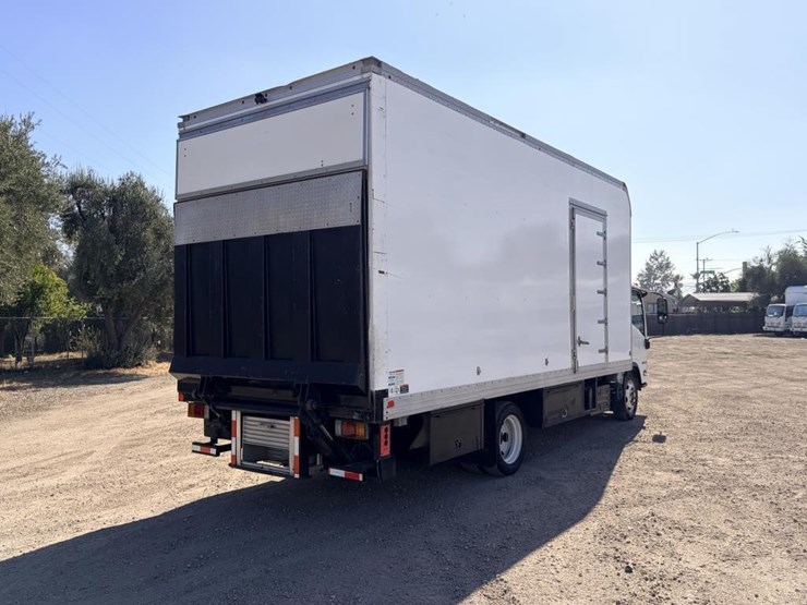 2016-isuzu-nrr-image-3