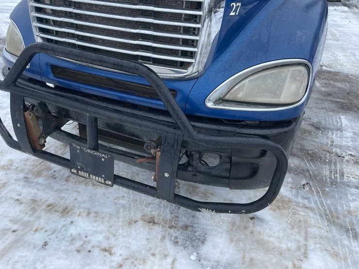 #308-•-2005-freightliner-columbia-semi-tractor-(has-wi-title)-(denmark,-wi)-image-9