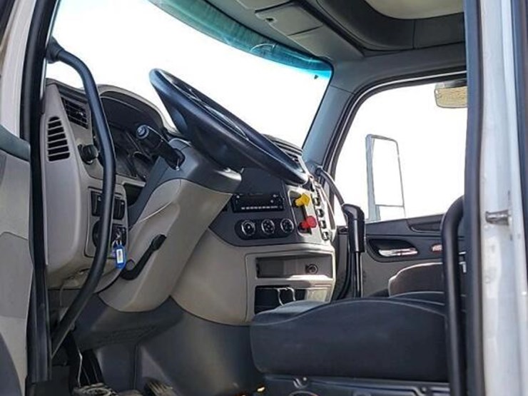 2016-peterbilt-579-image-15