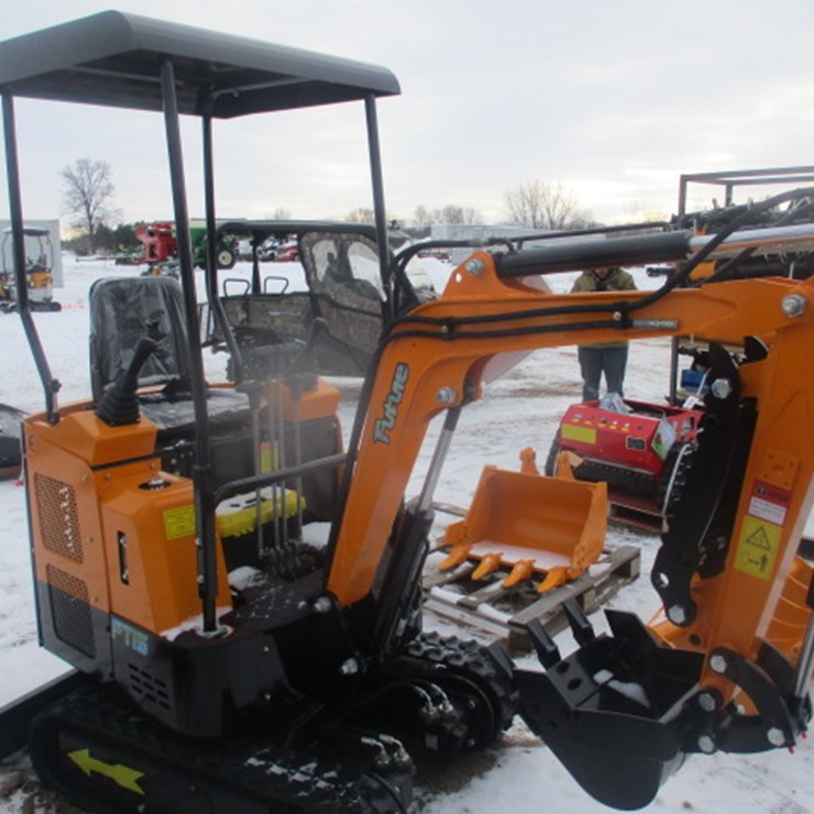 #6597 • Future FT15 Mini Excavator 13.5Hp Gas Engine, rubber track,16in digging bucket, hydraulic plumbing, bulldozer blade, manual thumb