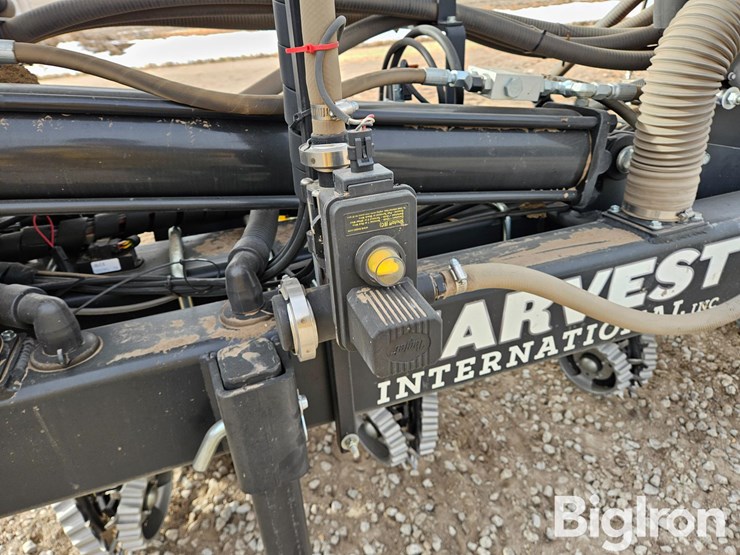 2023-harvest-international-16r30-stack-fold-center-fill-planter-image-14