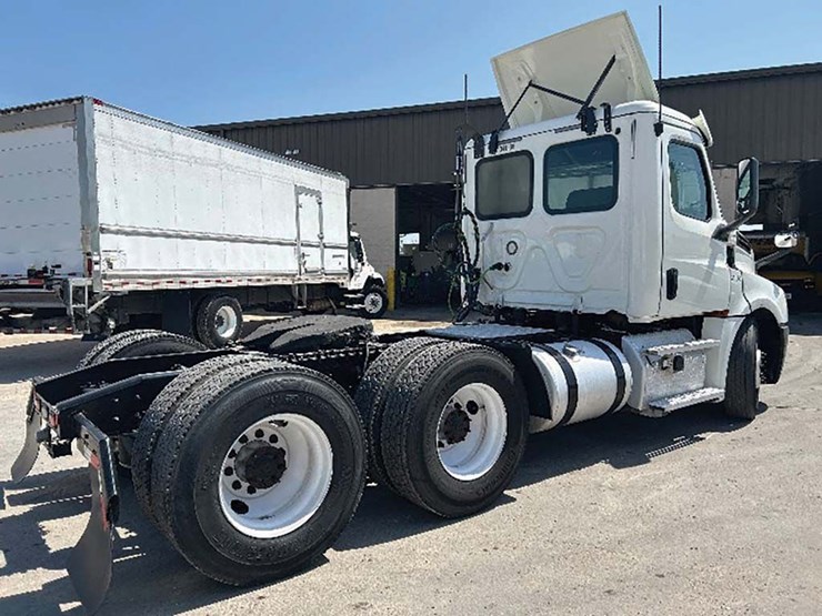 2020-freightliner-cascadia-126-image-2