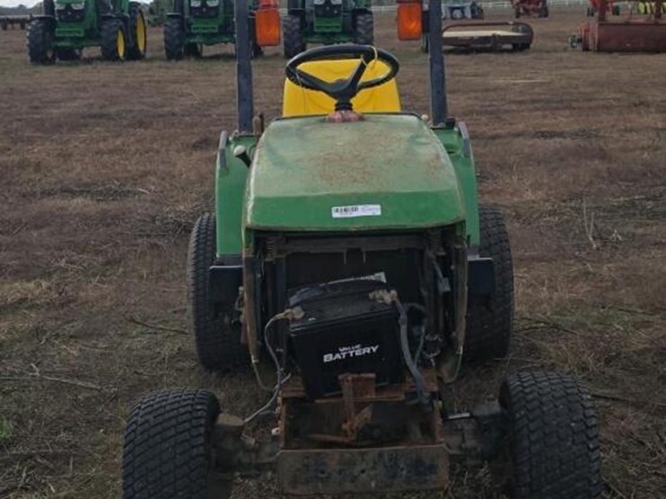 john-deere-2210-image-2