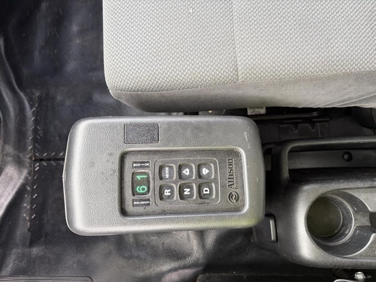 2016-hino-box-truck-image-17