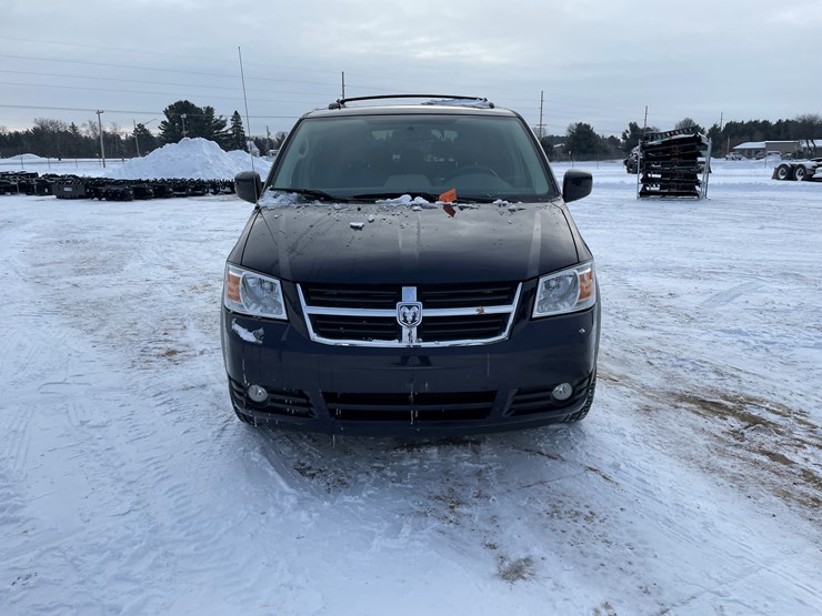 2010-dodge-grand-caravan-image-2