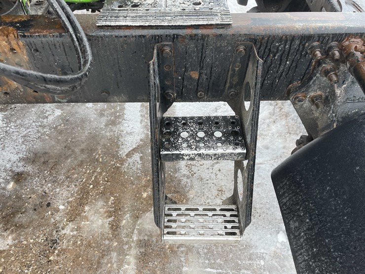 #308-•-2005-freightliner-columbia-semi-tractor-(has-wi-title)-(denmark,-wi)-image-45