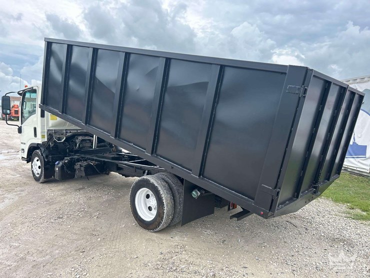 2016-isuzu-npr-image-4