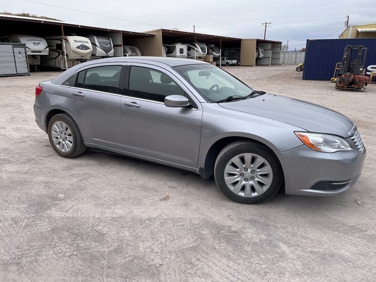 #111-•-2013-chrysler-200-(nm-title)-image-4