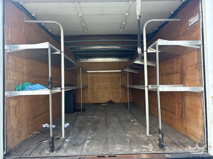 2016-isuzu-npr-image-17