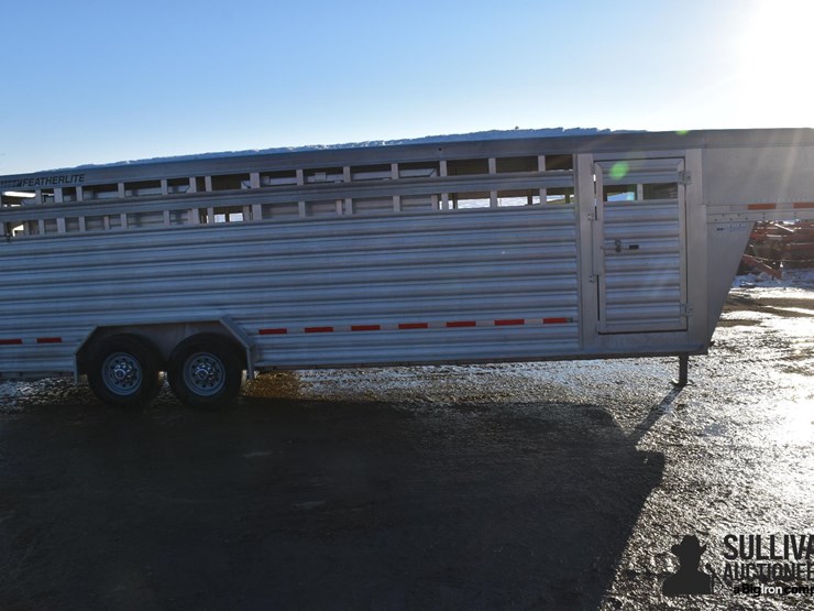 2019-featherlite-24'-t/a-aluminum-livestock-trailer-image-4