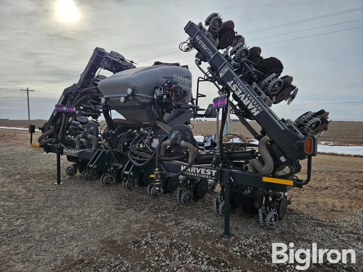 2023-harvest-international-16r30-stack-fold-center-fill-planter-image-1