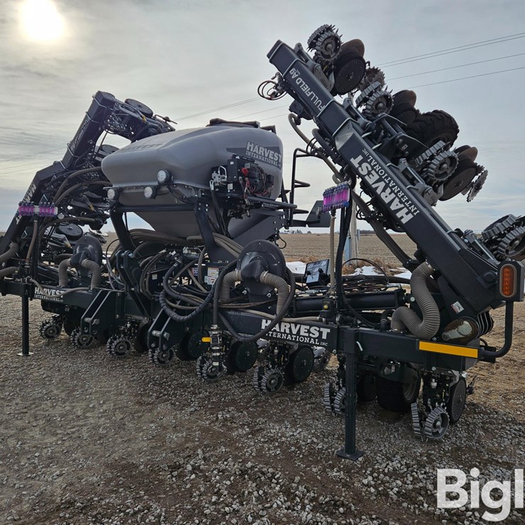 2023 Harvest International 16R30 Stack Fold Center Fill Planter