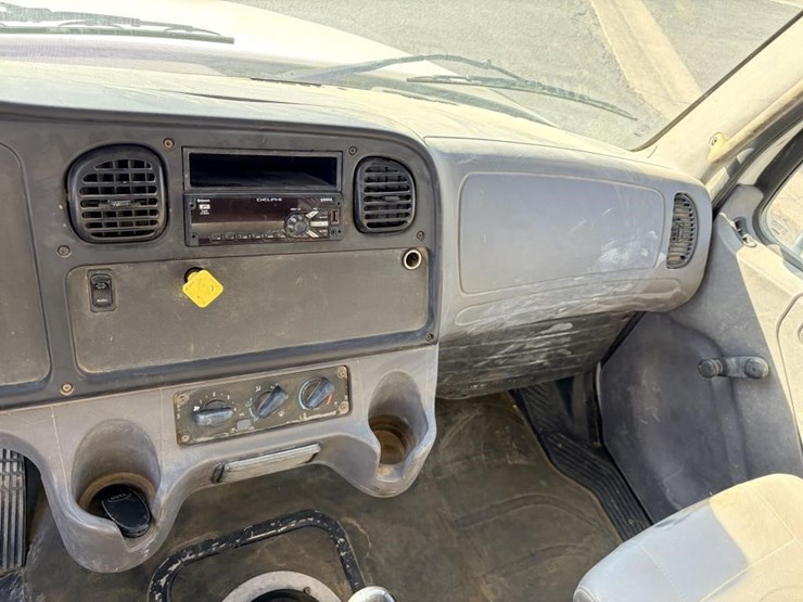 2015-freightliner-m2-106-image-12