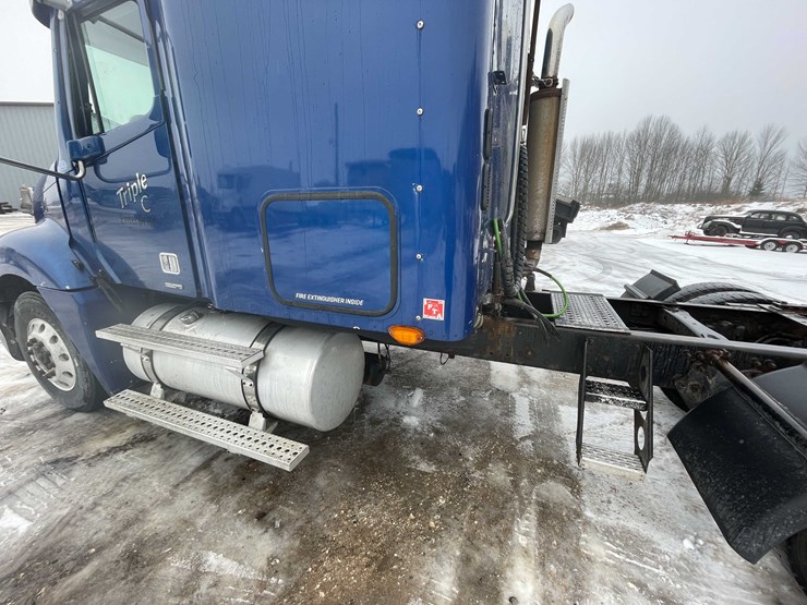 #308-•-2005-freightliner-columbia-semi-tractor-(has-wi-title)-(denmark,-wi)-image-50