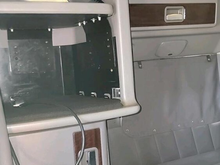 2016-peterbilt-389-image-19