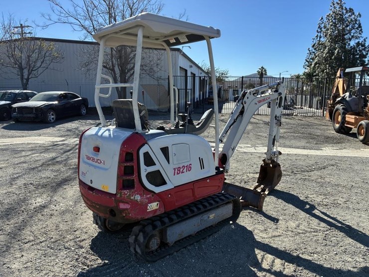 2015-takeuchi-excavator-tb216-image-3