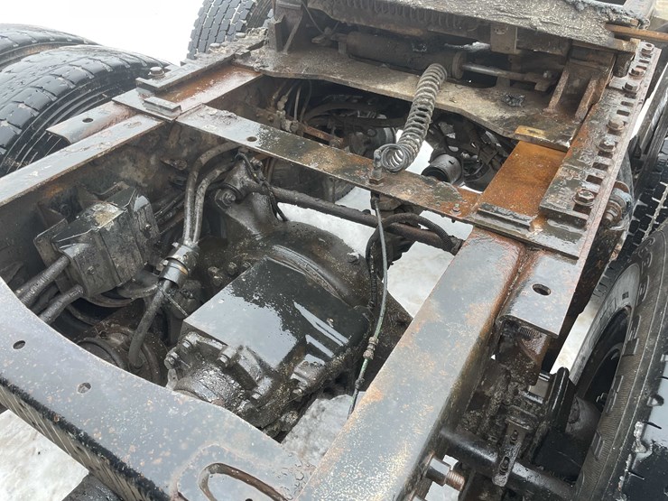 #308-•-2005-freightliner-columbia-semi-tractor-(has-wi-title)-(denmark,-wi)-image-46