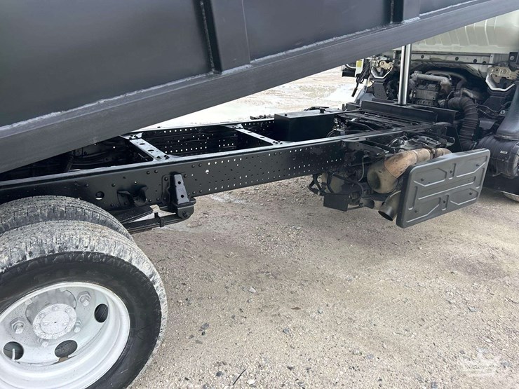 2016-isuzu-npr-image-22