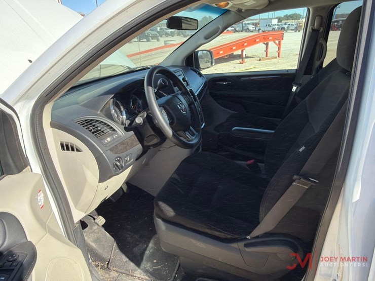 2016-dodge-grand-caravan-image-16