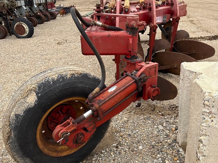 3088---melroe-m-902-3-bottom-steerable-plow-image-4