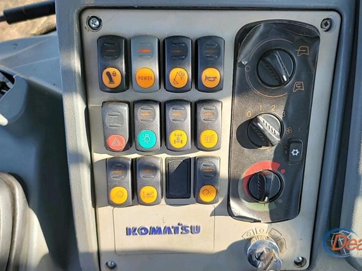 komatsu-wb146-image-22